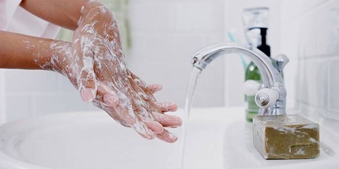 umývanie rúk mydlom, aby sa zabránilo červom