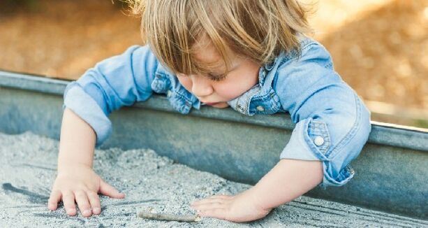 dieťa sa hrá na pieskovisku a nakazí sa červami